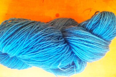 Fil à tricoter en laine locale belge et française et teinture artisanale bio.