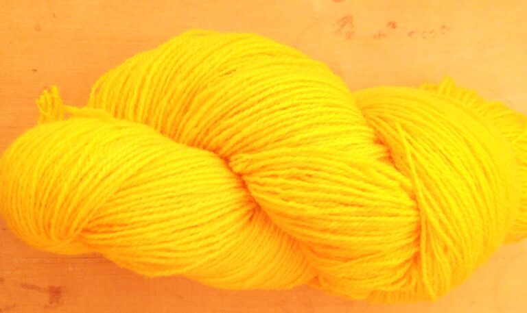 Fil à tricoter en laine locale belge et française et teinture artisanale bio.