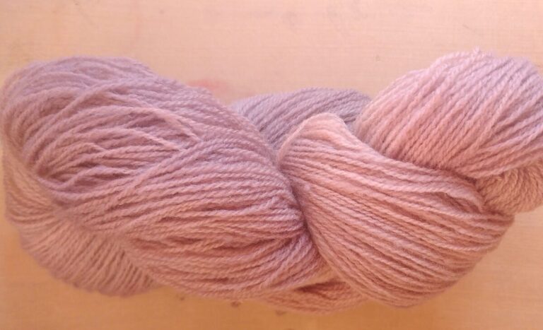 Fil à tricoter en laine locale belge et française. Aussi pour tissage et crochet.