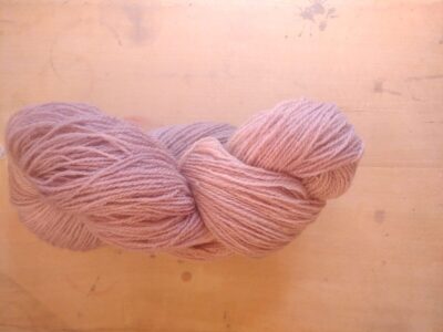 Fil à tricoter en laine locale belge et française. Aussi pour tissage et crochet.