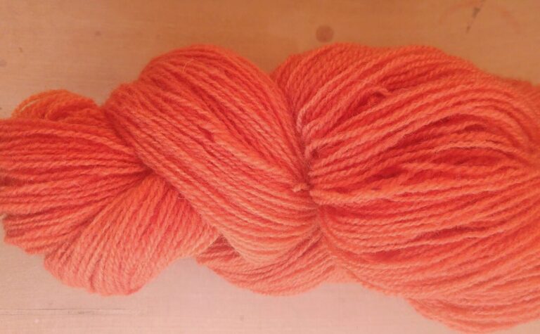 Fil à tricoter en laine locale belge et française et teinture artisanale.