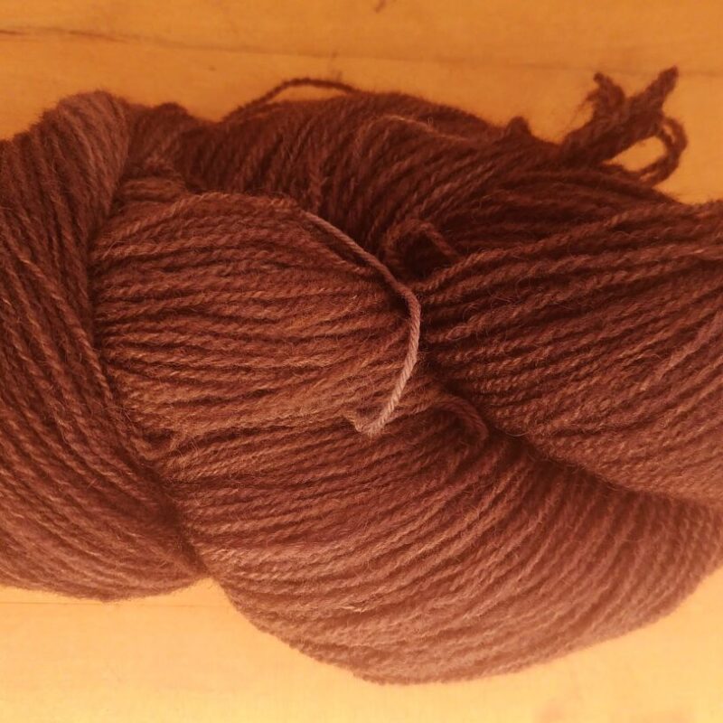 Fil à tricoter en laine locale belge et française et teinture artisanale bio.