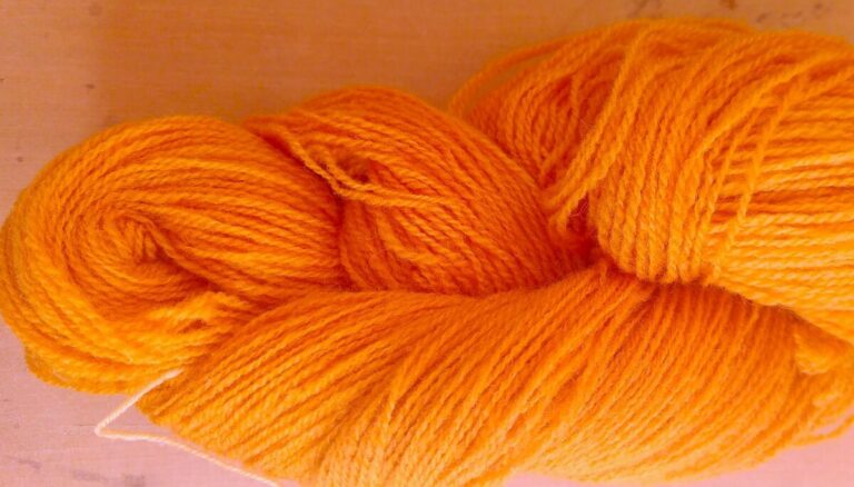 Fil à tricoter en laine locale belge et française et teinture artisanale bio