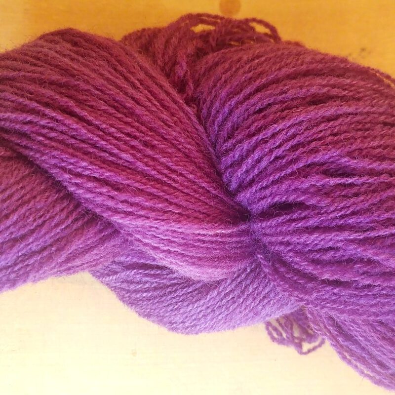 Fil à tricoter en laine locale belge et française et teinture artisanale bio.