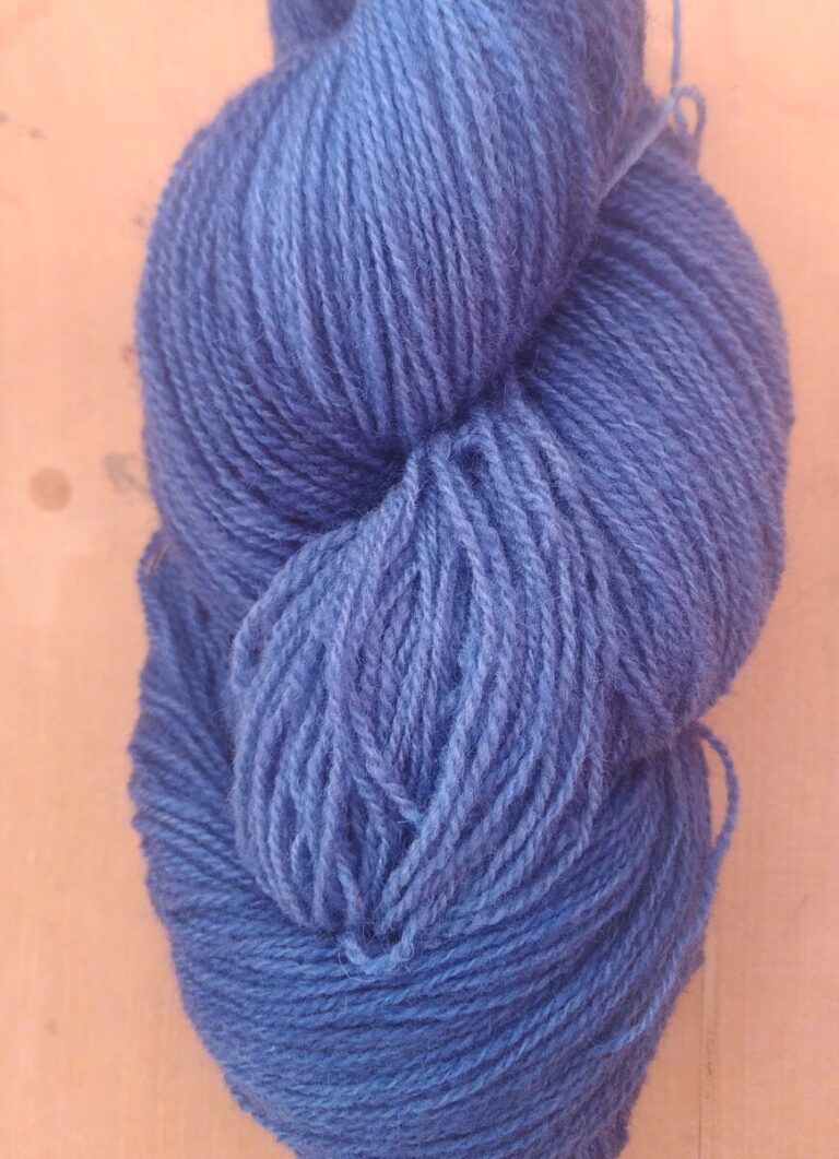 Fil à tricoter en laine locale belge et française et teinture artisanale.