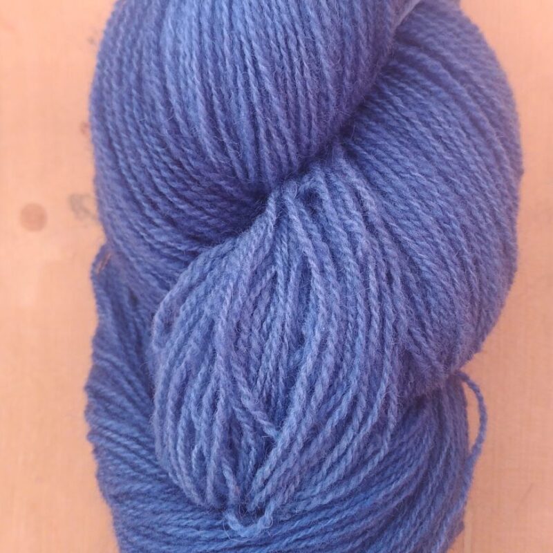 Fil à tricoter en laine locale belge et française et teinture artisanale.