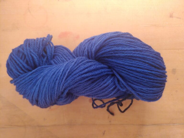 Fil à tricoter en laine locale teinture bio artisanale