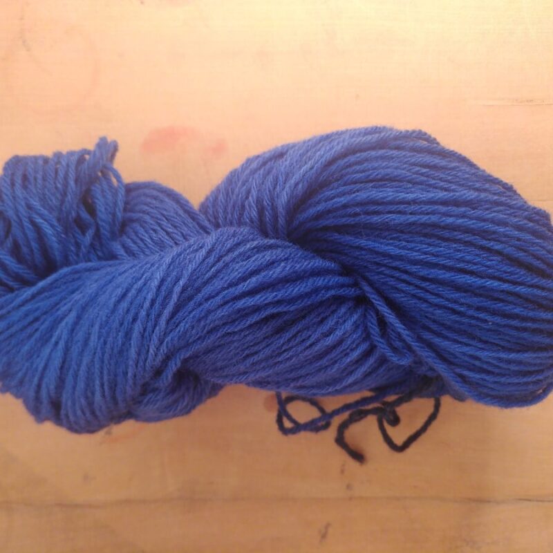 Fil à tricoter en laine locale teinture bio artisanale