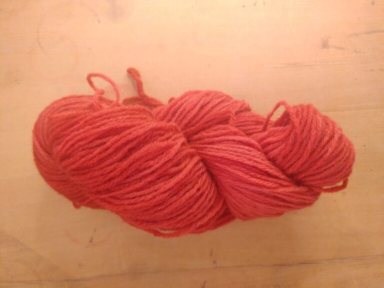 Fil à tricoter en laine locale teinture bio artisanale