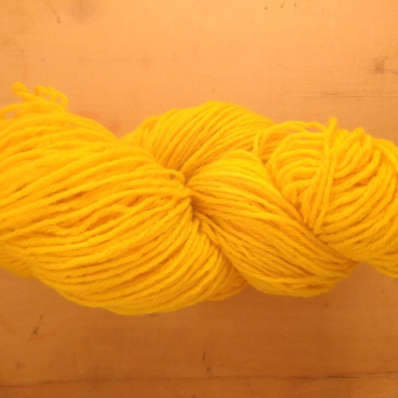 Fil à tricoter en laine locale teinture bio artisanale