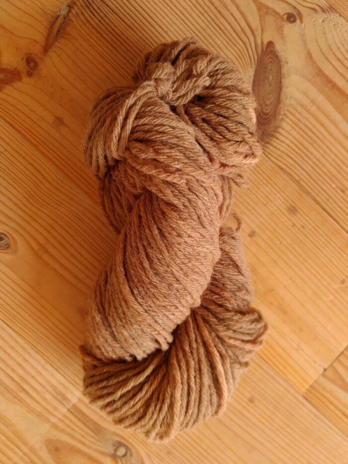 Fil à tricoter en laine locale teinture bio artisanale
