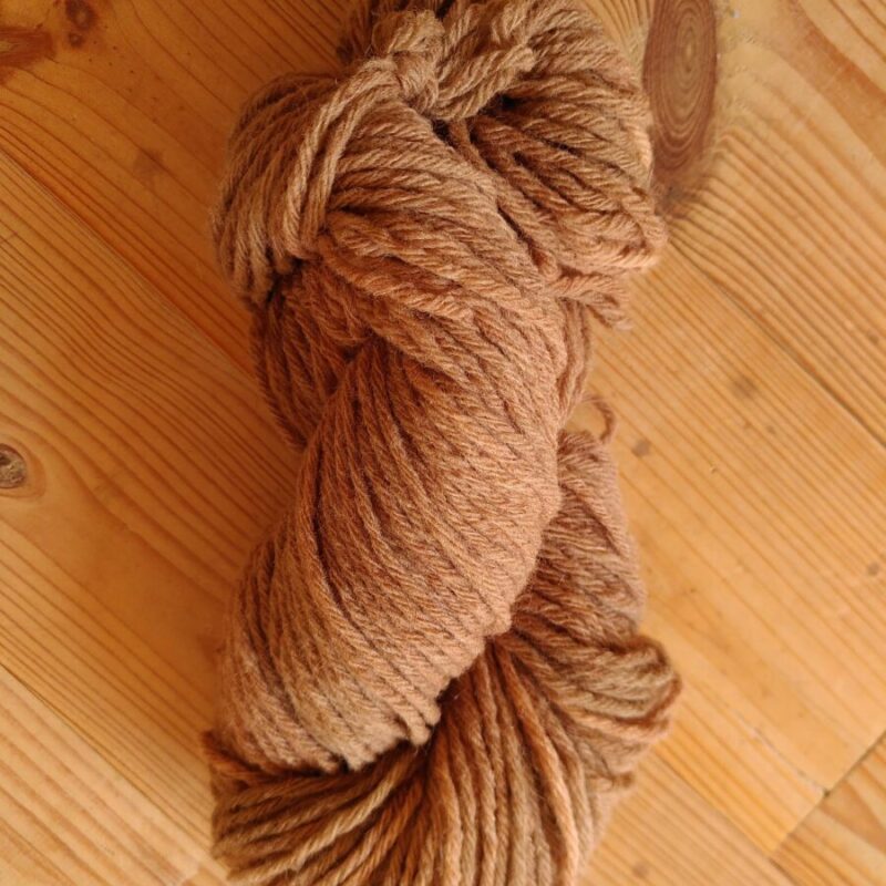 Fil à tricoter en laine locale teinture bio artisanale