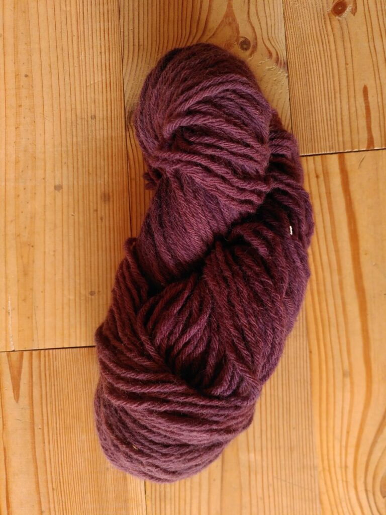 Fil à tricoter en laine locale teinture bio artisanale