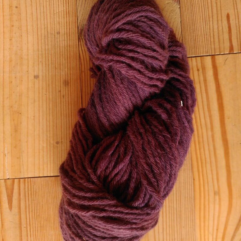 Fil à tricoter en laine locale teinture bio artisanale