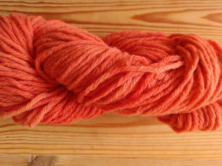Fil à tricoter en laine locale teinture bio artisanale