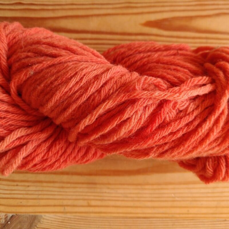 Fil à tricoter en laine locale teinture bio artisanale