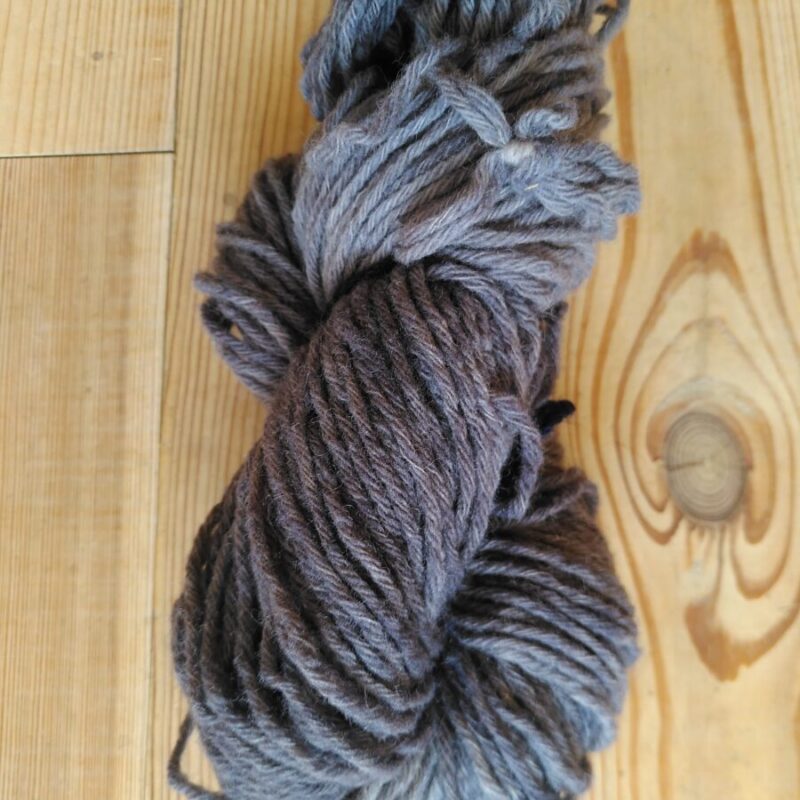Fil à tricoter en laine locale teinture bio artisanale