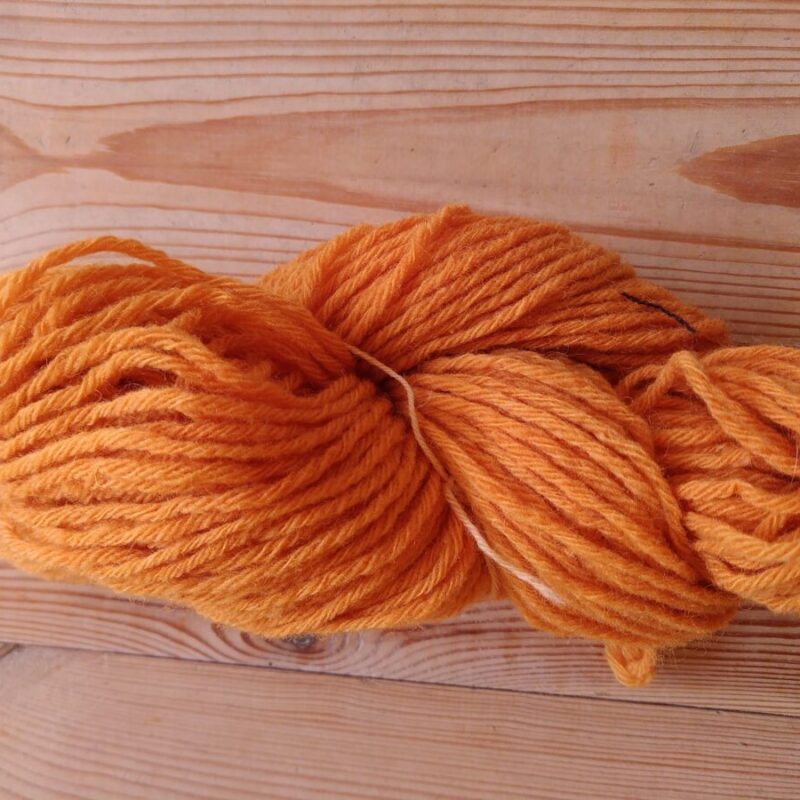 Fil à tricoter en laine locale teinture bio artisanale