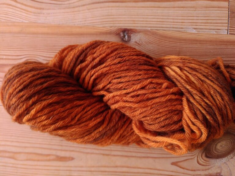 Fil à tricoter en laine locale et teinture artisanale écologique