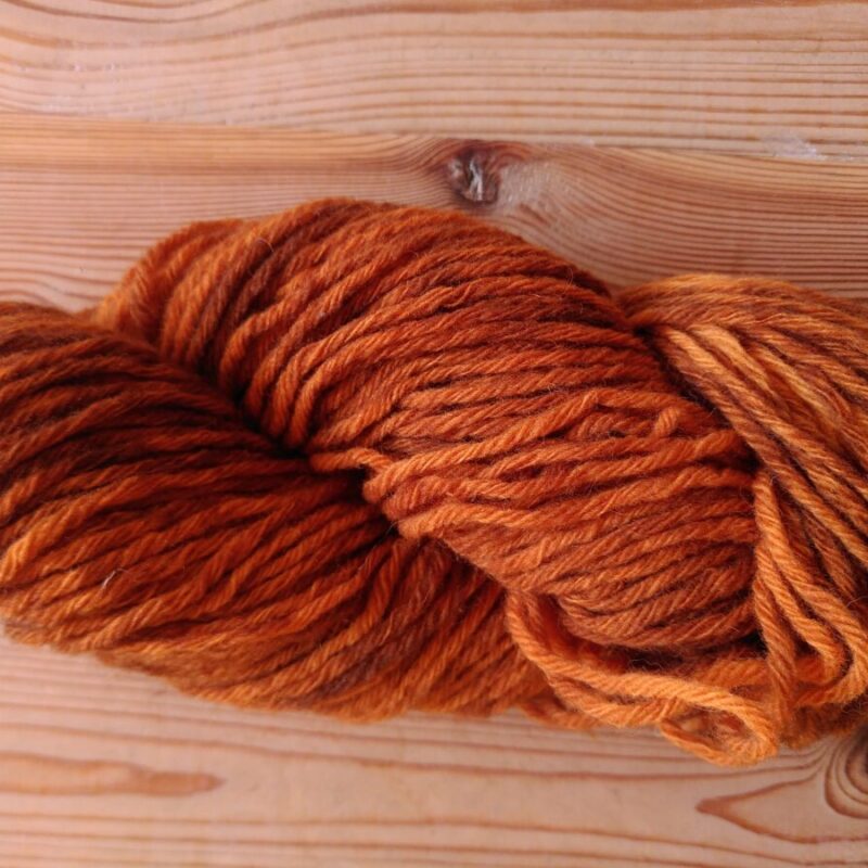 Fil à tricoter en laine locale et teinture artisanale écologique