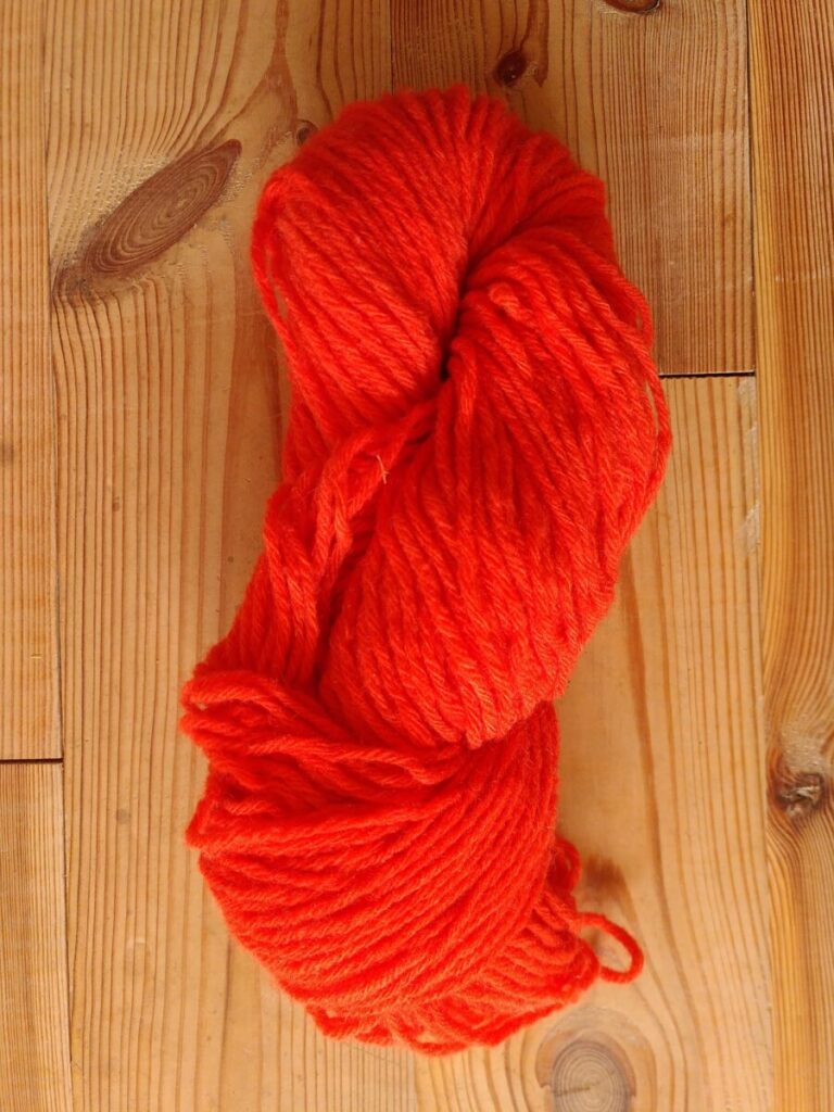 Fil à tricoter en laine locale teinture bio artisanale