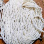 Gros plan du fil en mérinos d'arles proposé en cônes