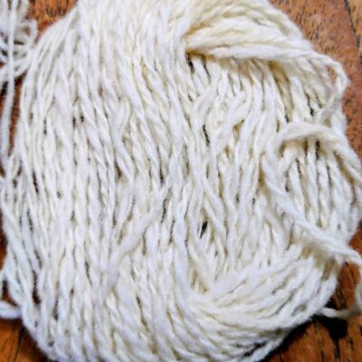 Gros plan du fil en mérinos d'arles proposé en cônes