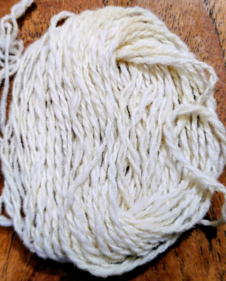 Gros plan du fil en mérinos d'arles proposé en cônes