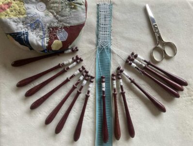 Carreau et fuseaux de l'atelier d'initiation à la dentelle aux fuseaux