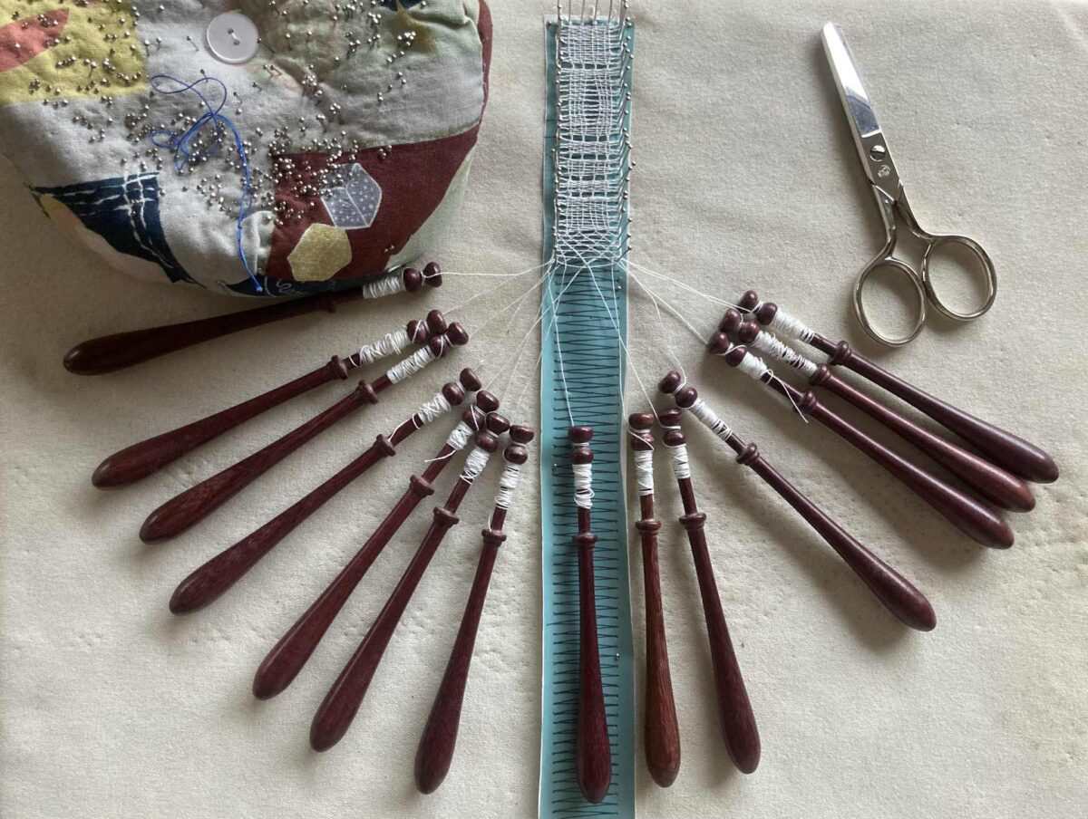 Carreau et fuseaux de l'atelier d'initiation à la dentelle aux fuseaux