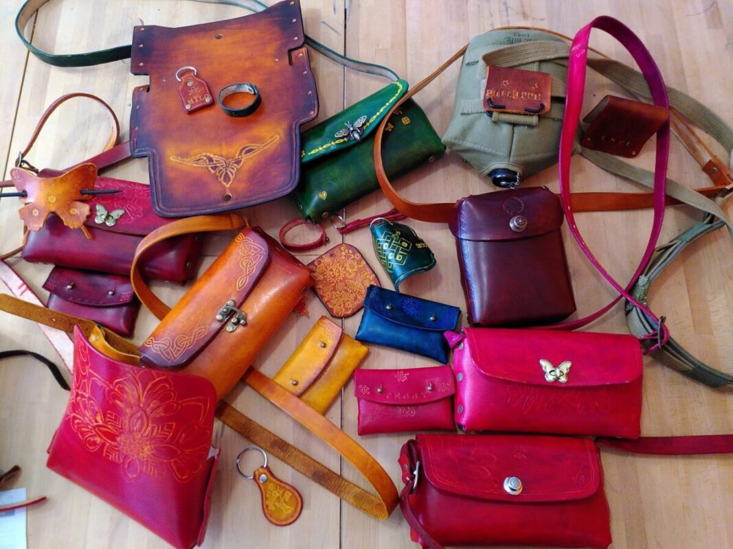 Atelier de maroquinerie pour créer un petit sac à main et son portefeuille assorti