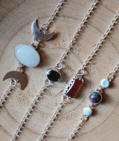 Atelier de sertissage de pierre dans l'argent et création d'un bracelet en laiton