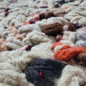 Tapis réalisé avec des chaussettes célibataires ou de vieux tshirts