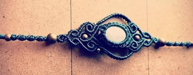 Bijou en micromacramé